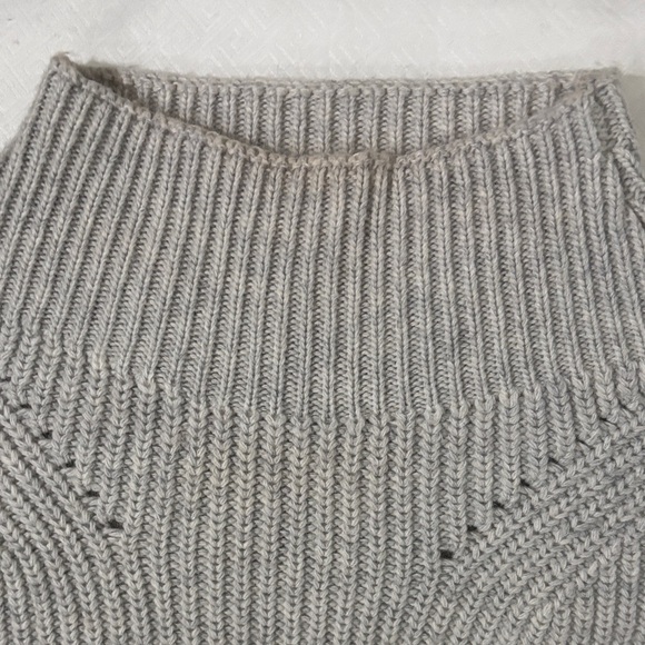 Tuckernuck Beige and Cream Ribbed Turtleneck Sweater Soze Medium - Picture 5 of 8